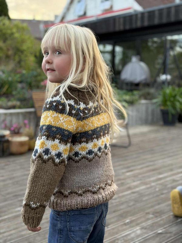 Helgholm-genser - Ferdigstrikka