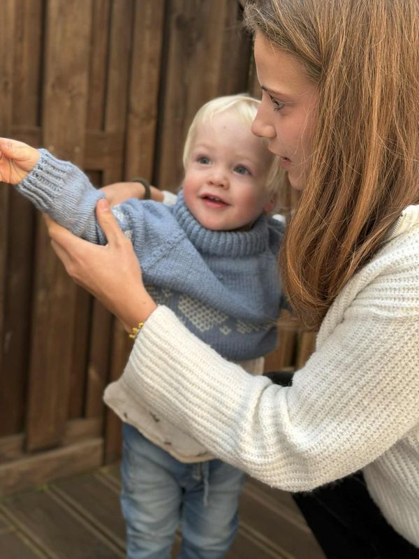 Julekorg-genser, blå (strikkepakke)