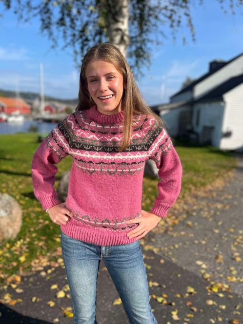 Hovedbilde Randholm-genser, rosa (oppskrift)